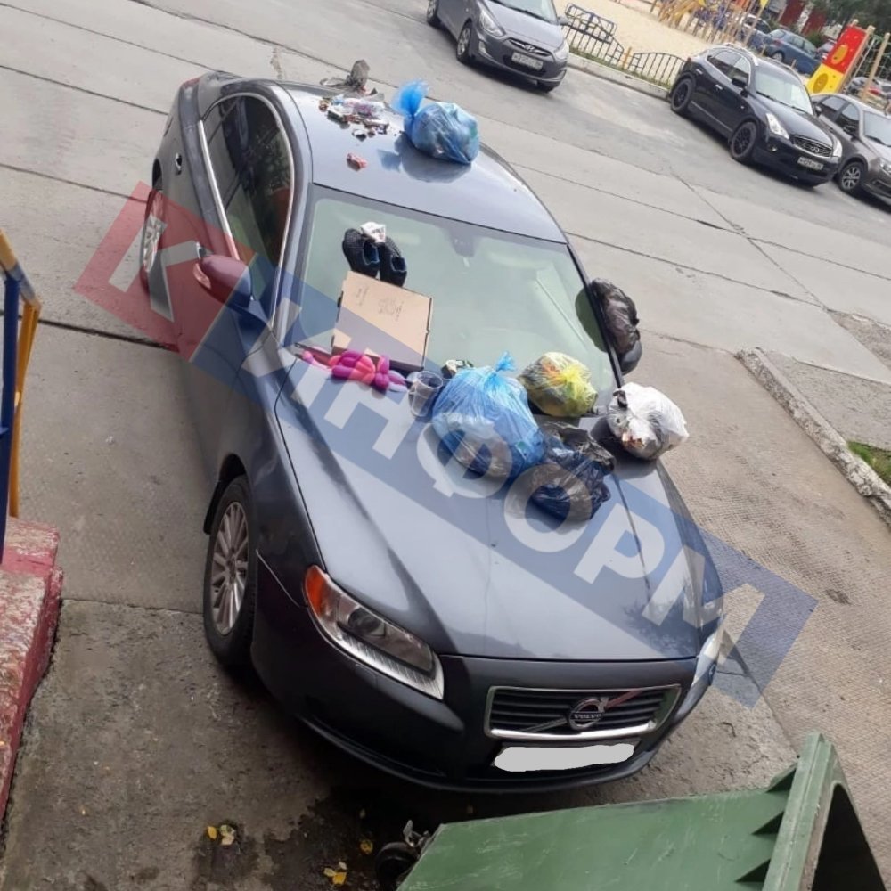 Сургутские дворники отомстили автовладельцу, перегородившему проезд к мусорным бакам