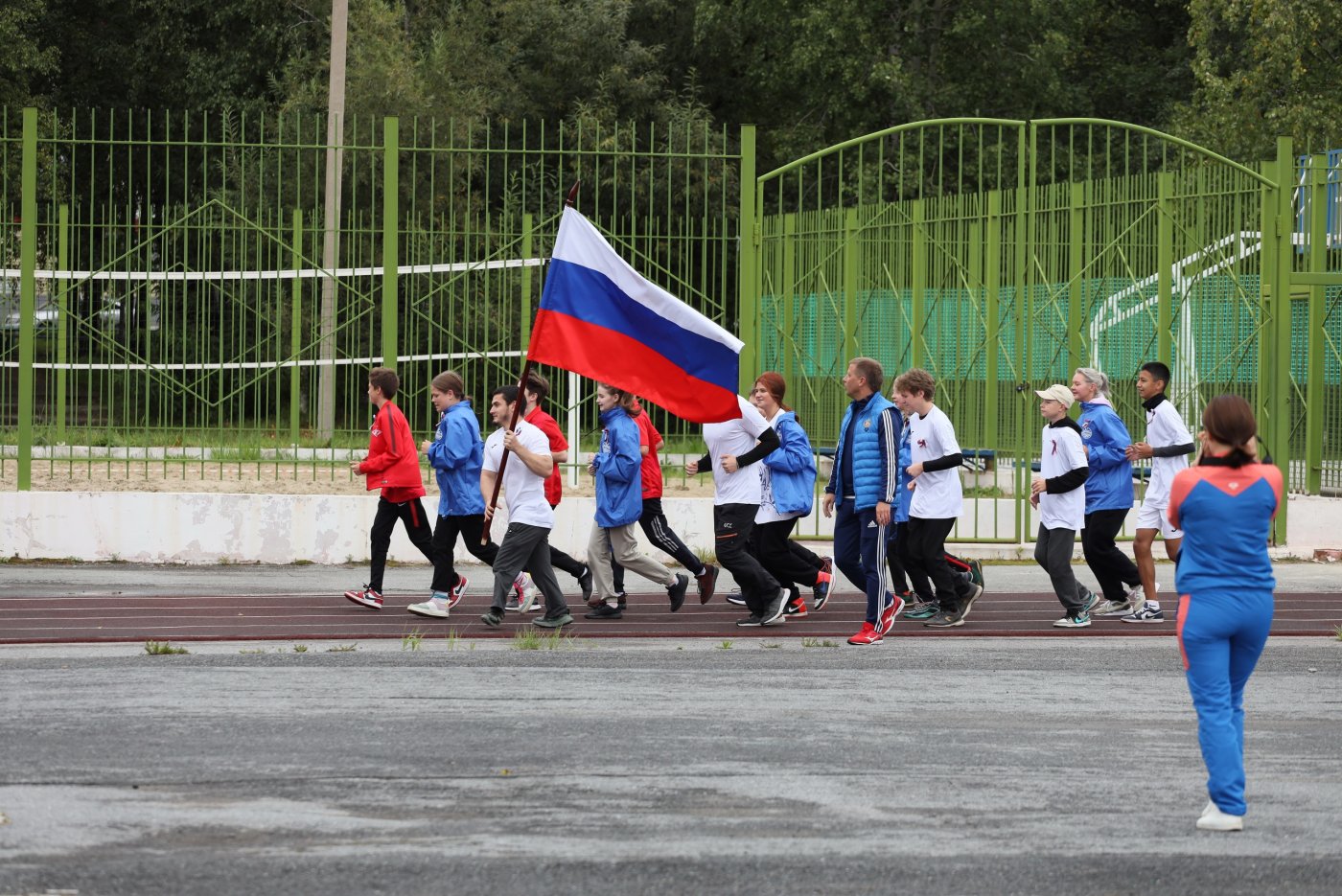В Нефтеюганске в честь Дня флага России состоялся спортивный забег «Бело-сине-красные сердца»