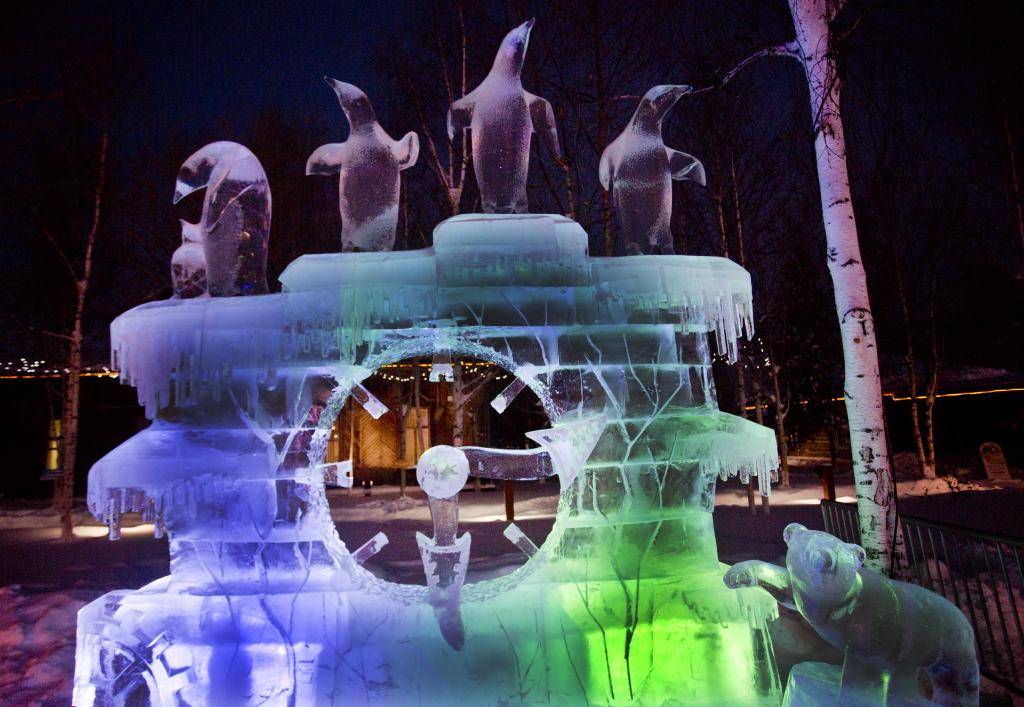 Ледовая 9. Ледовый городок зоопарк. Ледяной городок Братск. Ледовый городок цирк. Ледяные надгробия в Сургуте.