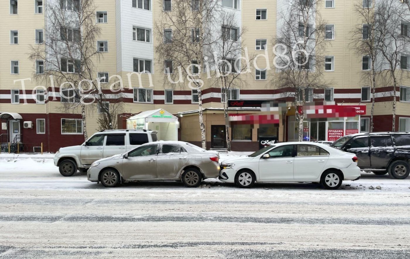 В Нижневартовске устроивший ДТП водитель Infiniti скрылся с места происшествия