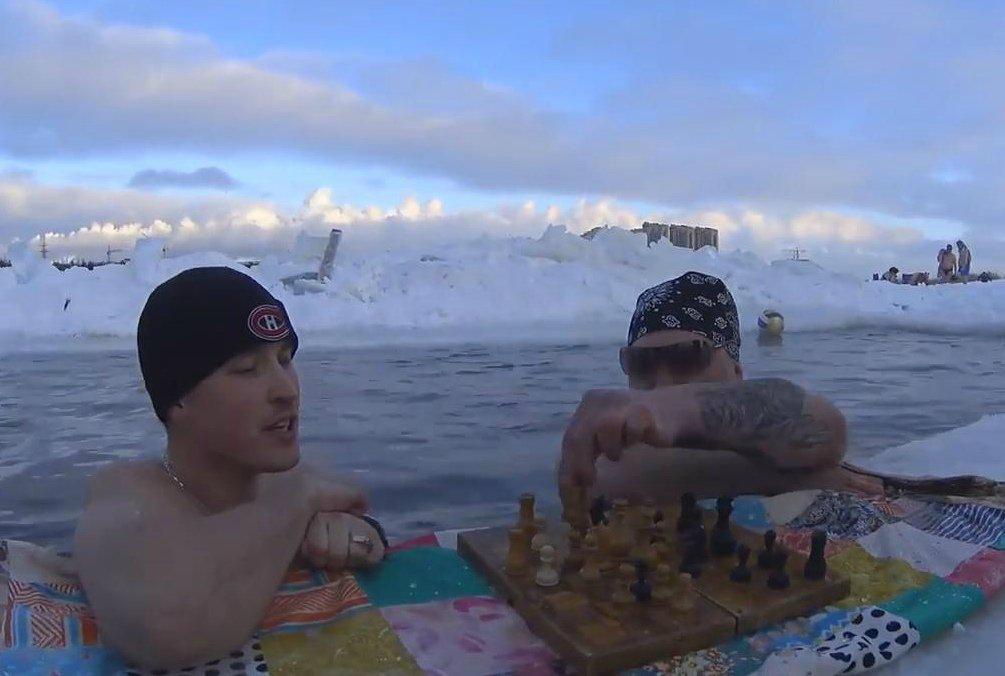 Луганские любители зимнего плавания отметили День моржа (ФОТО)