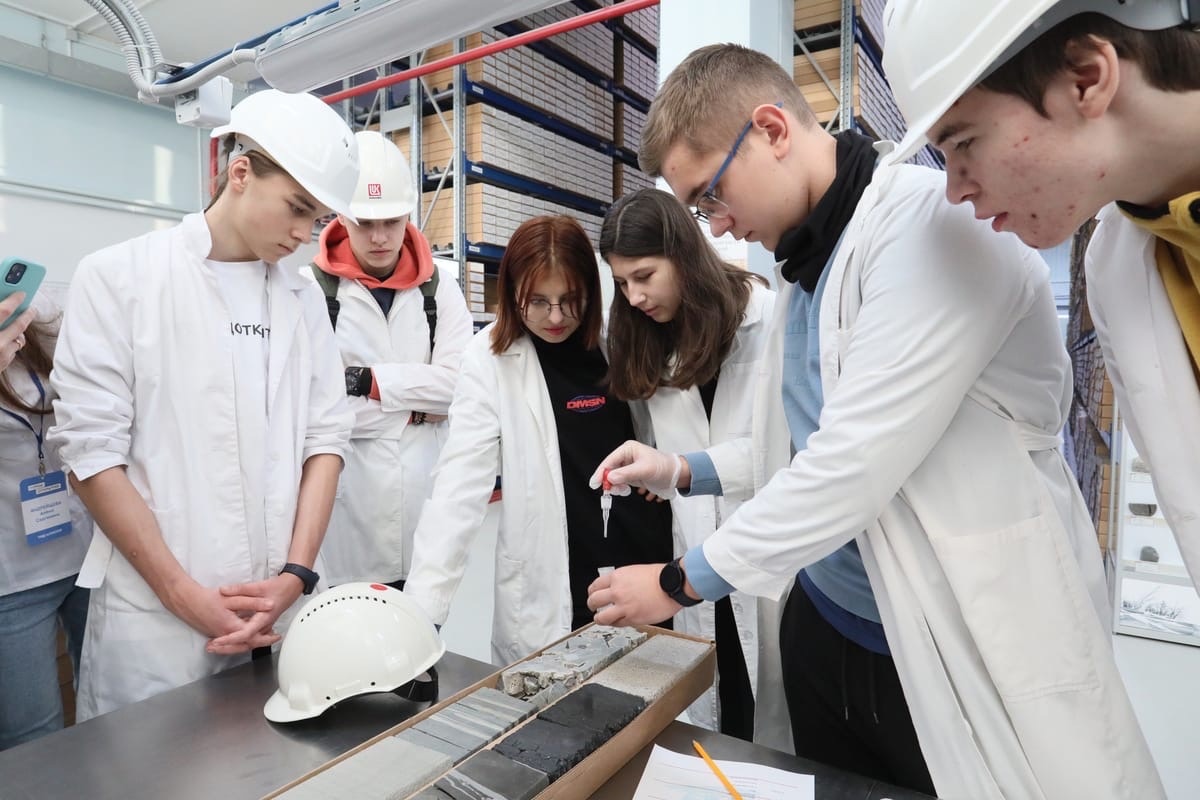 30 школьников из Москвы посетили технологические площадки Когалыма