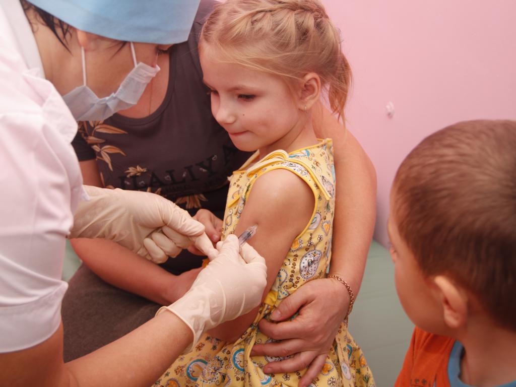 Поставить прививку ребенку екатеринбург. Уколы детям. Уколы детям в школе. Вакцинация маленьких детей.