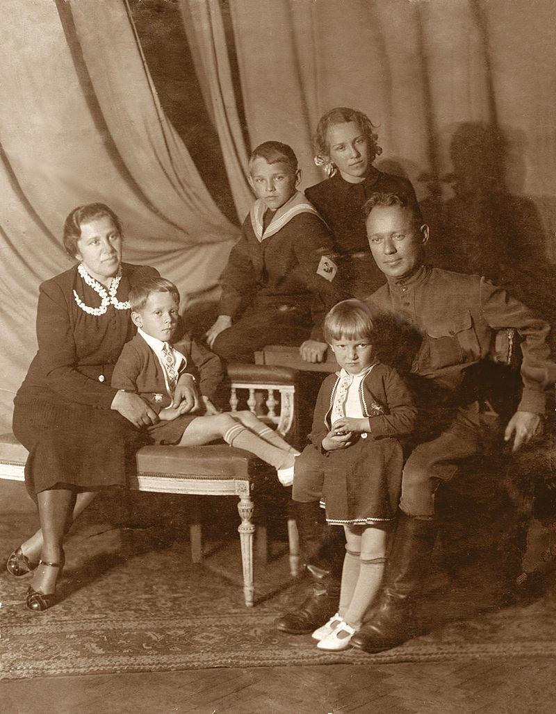 Семья М. А. Шолохова 1941 г. Слева направо Мария Петровна с сыном Мишей, Александр, Светлана, Михаил Шолохов с Машей..jpg