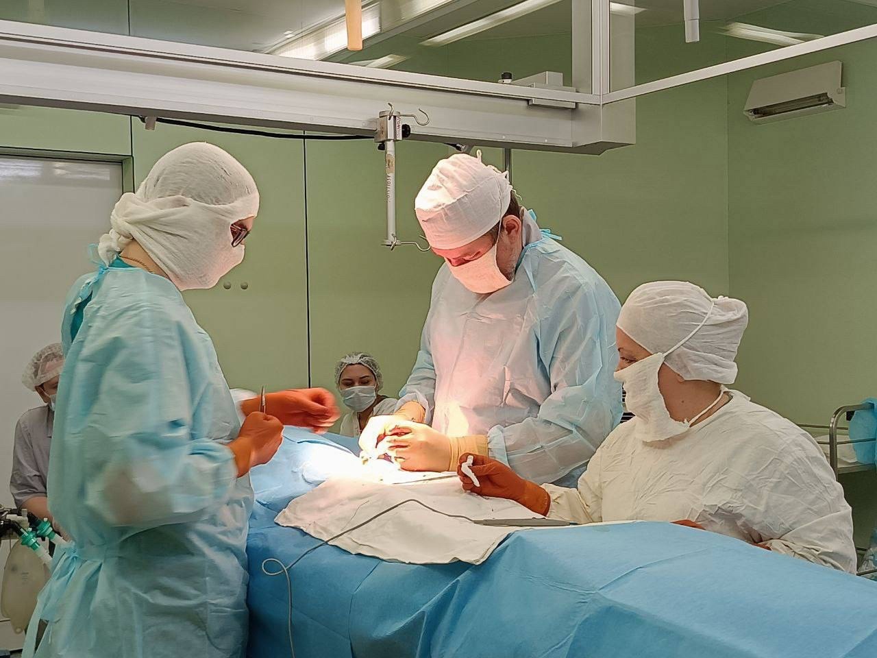 Хирурги детской больницы Нижневартовска удалили у 15-летней пациентки опухоль весом 8 кг.jpg