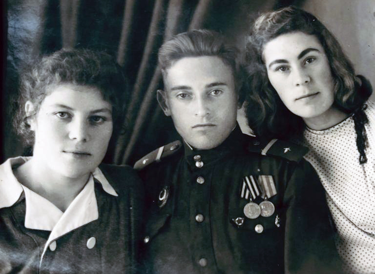 Николай Кайдалов с племянницами Лялей и Майей..jpg