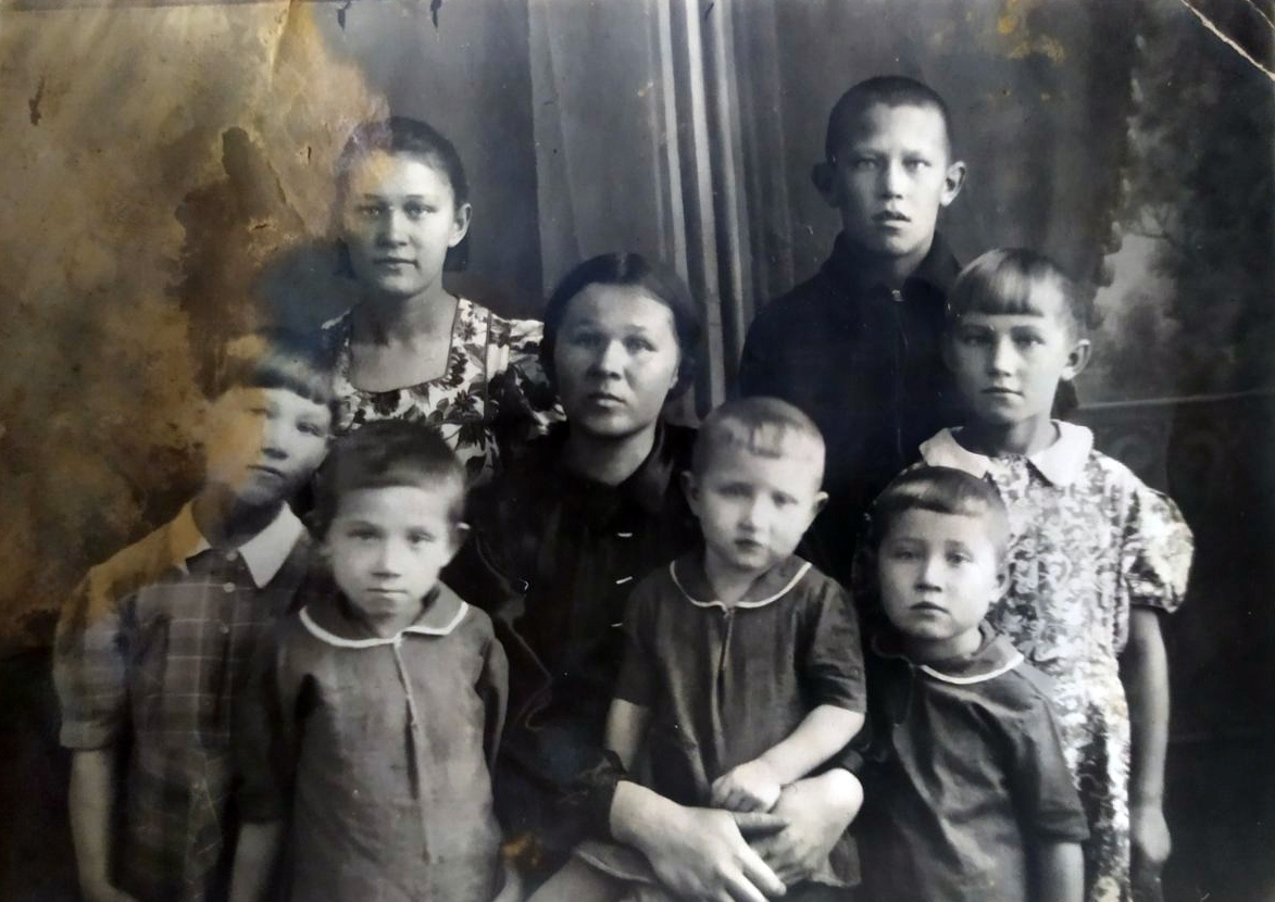 Кузнецова Мария Николаевна и её дети копия.jpg