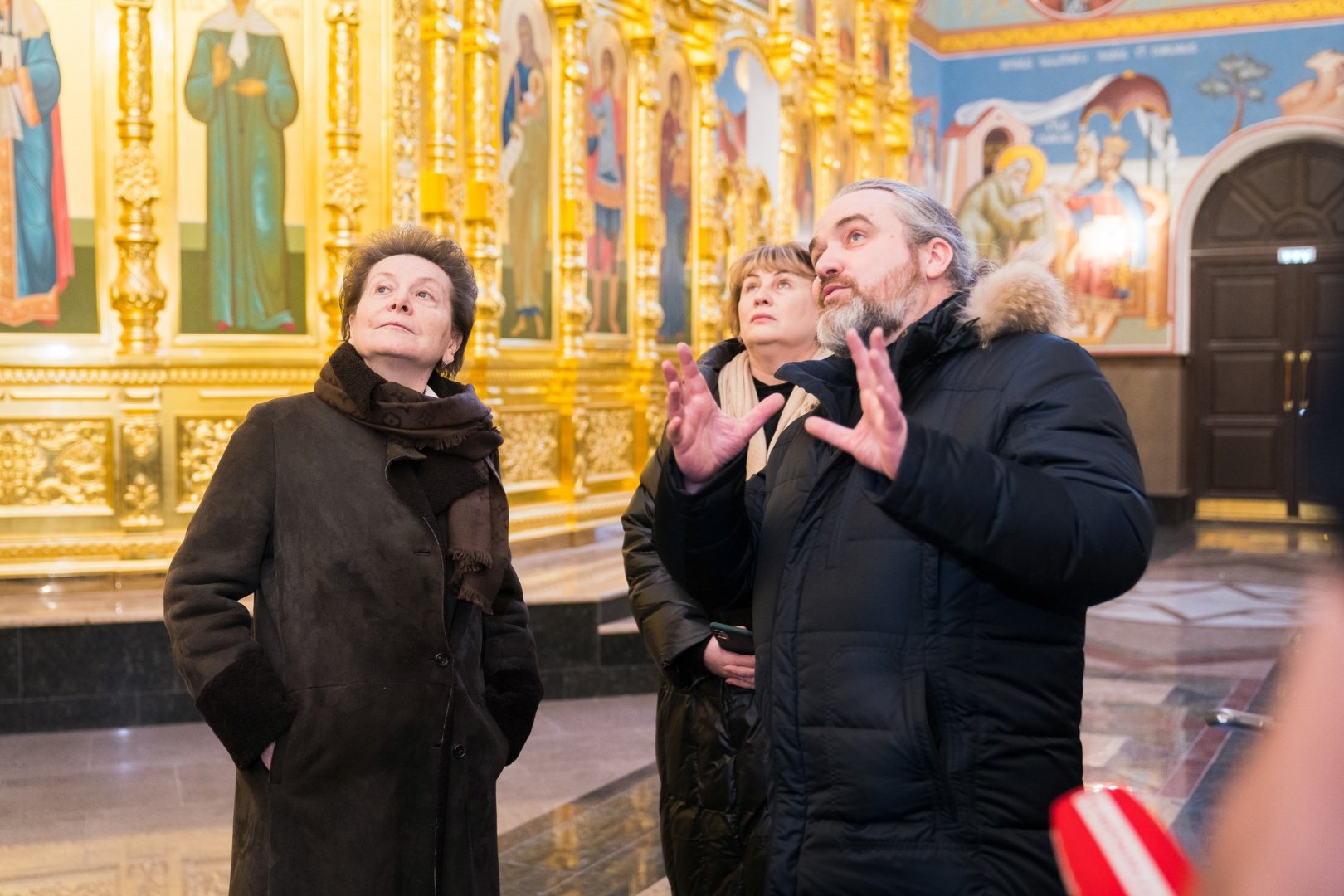 Наталья Комарова в ходе рабочей поездки в Сургут осмотрела Свято-Троицкий кафедральный собор, возведенный на проспекте Мира.jpg