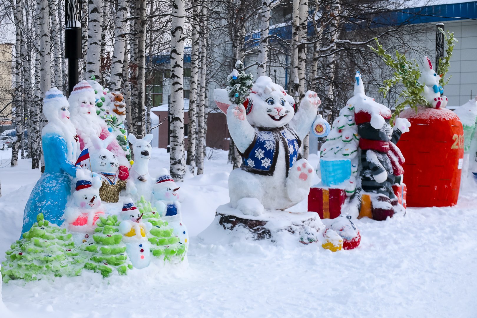 Жители Ханты-Мансийска слепили целую аллею снеговиков.jpg
