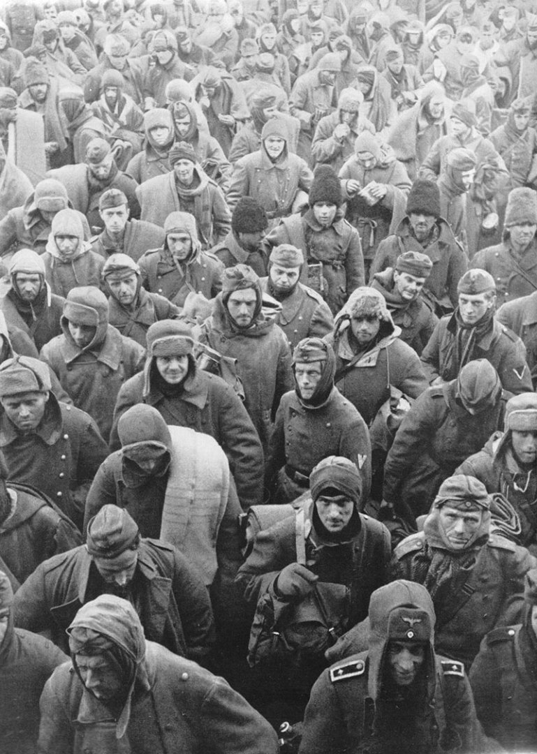 Колонна немцев, румын и итальянцев, взятых в плен в Сталинграде.jpg
