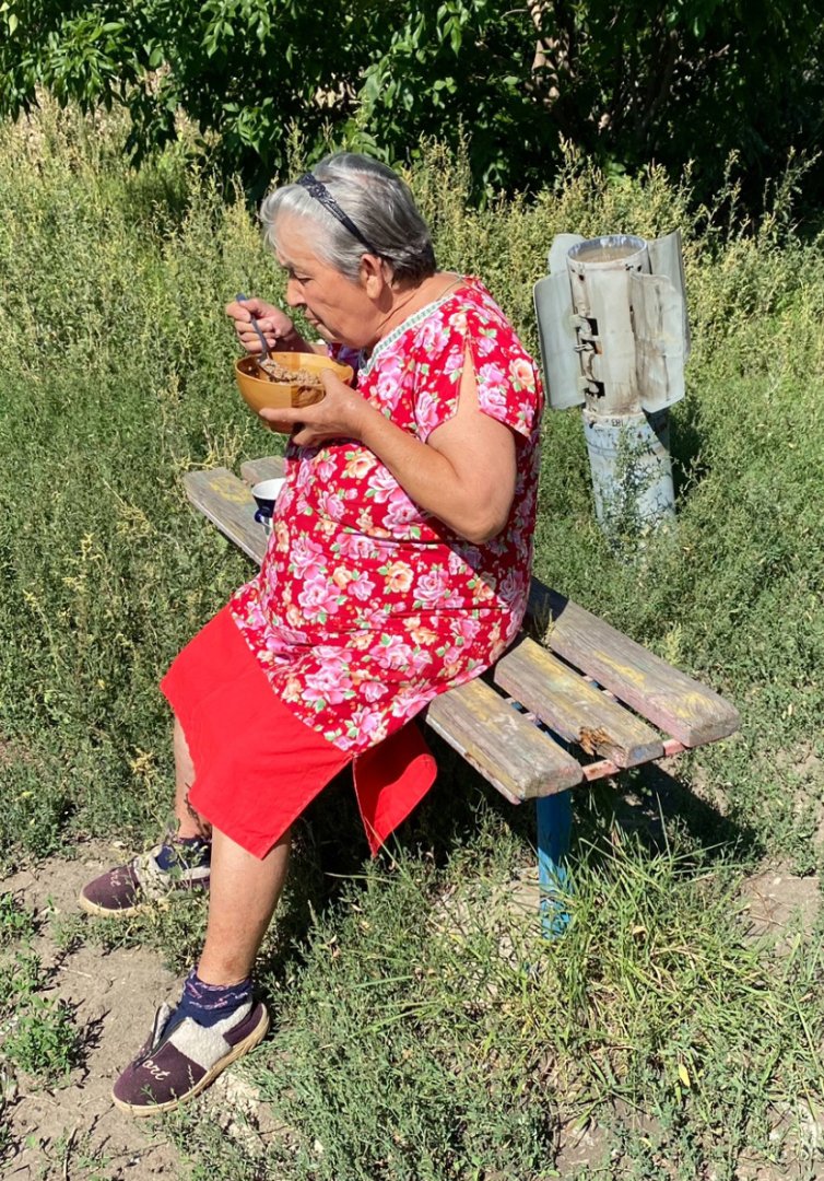замена -- Эдуард Логинов Пожилая женщина на столько голодна, что чувство голода полностью парализует чувство опасности и инстинкт самосохранения.jpg