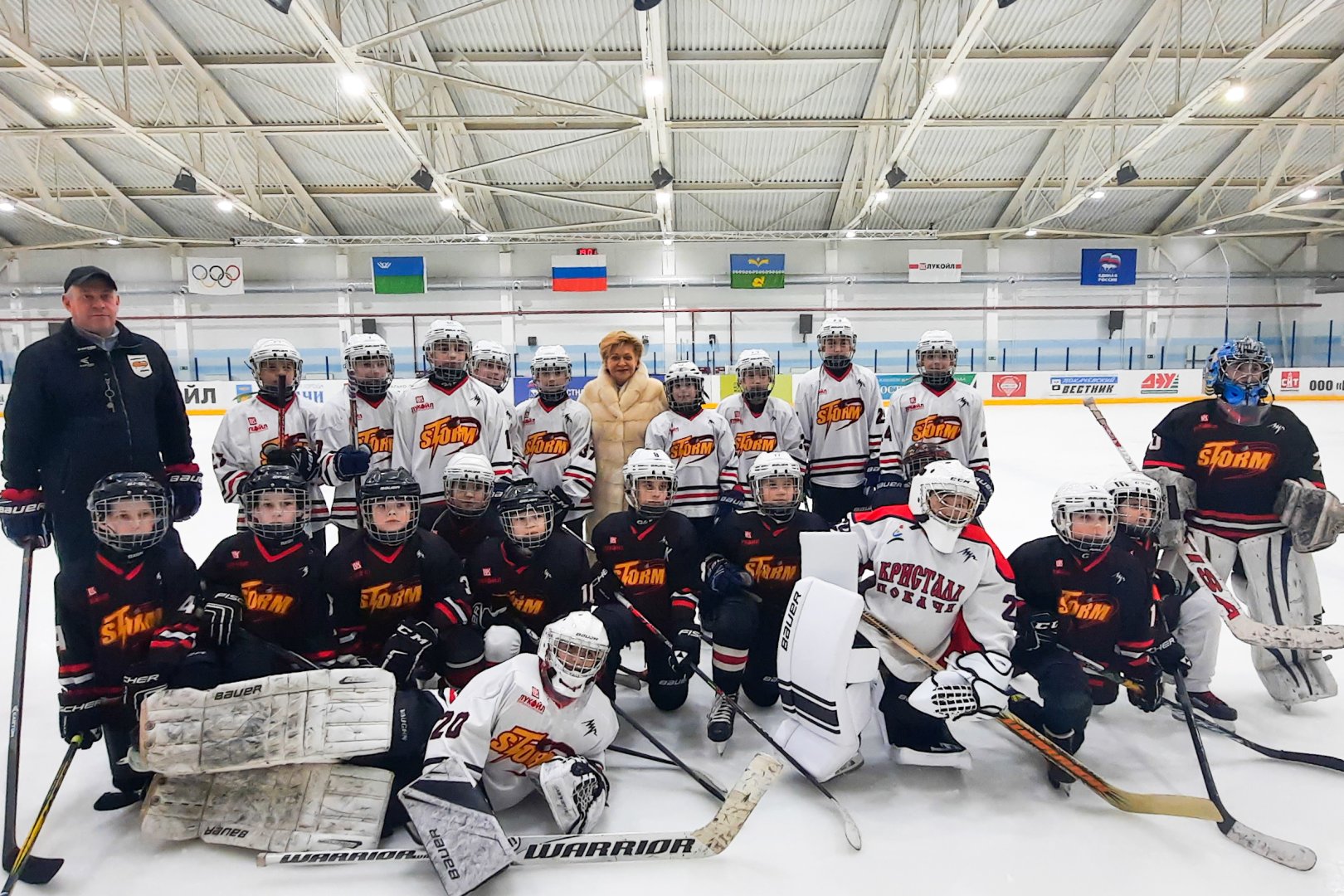 Инна Лосева помогла приобрести экипировку для ребят из покачёвской хоккейной команды «Шторм».jpg